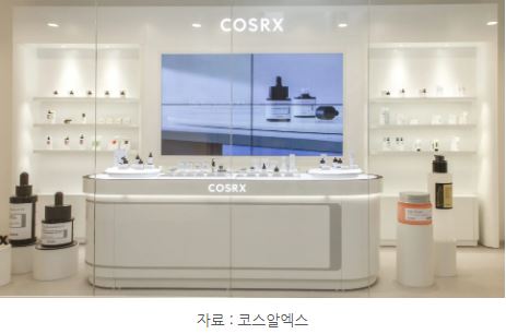 '코스알엑스' 브랜드 로고와 매장 사진.